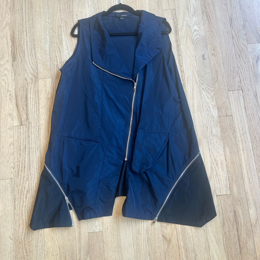 Sleeveless jacket